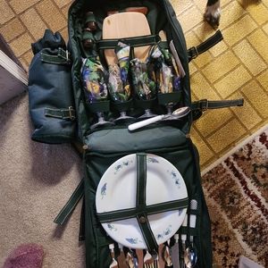 Picnic at Ascot, Fully equipped Green Insulated Backpack Service for 4